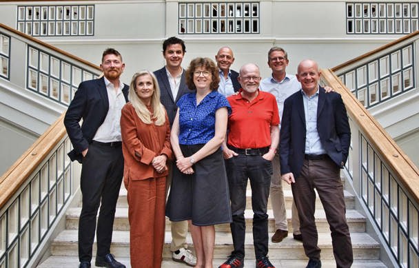 Otte lokalpolitikere står klar til at tage imod en ung sparringspartner. Det er øverst fra venstre: Anton Brüniche-Olsen (C), Jesper Marcus (C) og Stig Wall (C). Forest fra venstre: Niels Gyldenlund Mikkelsen (A), Christina Wex (C), Helene Brochmann (SF), Frederik Dehlholm (Ø) og Michael Fenger (C).
