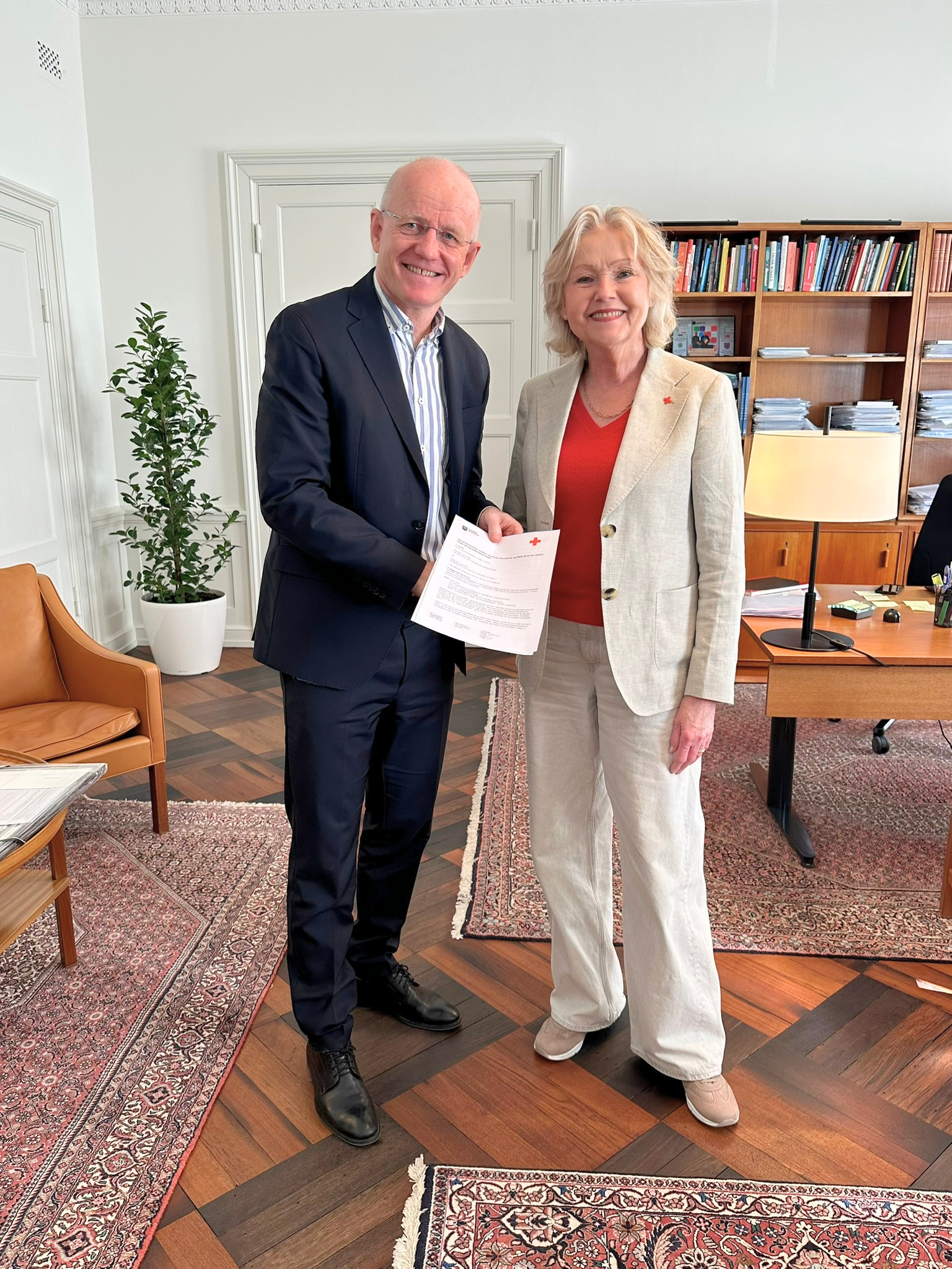 Borgmester Michael Fenger og Florence Laraignou, formand for Røde Kors Gentofte