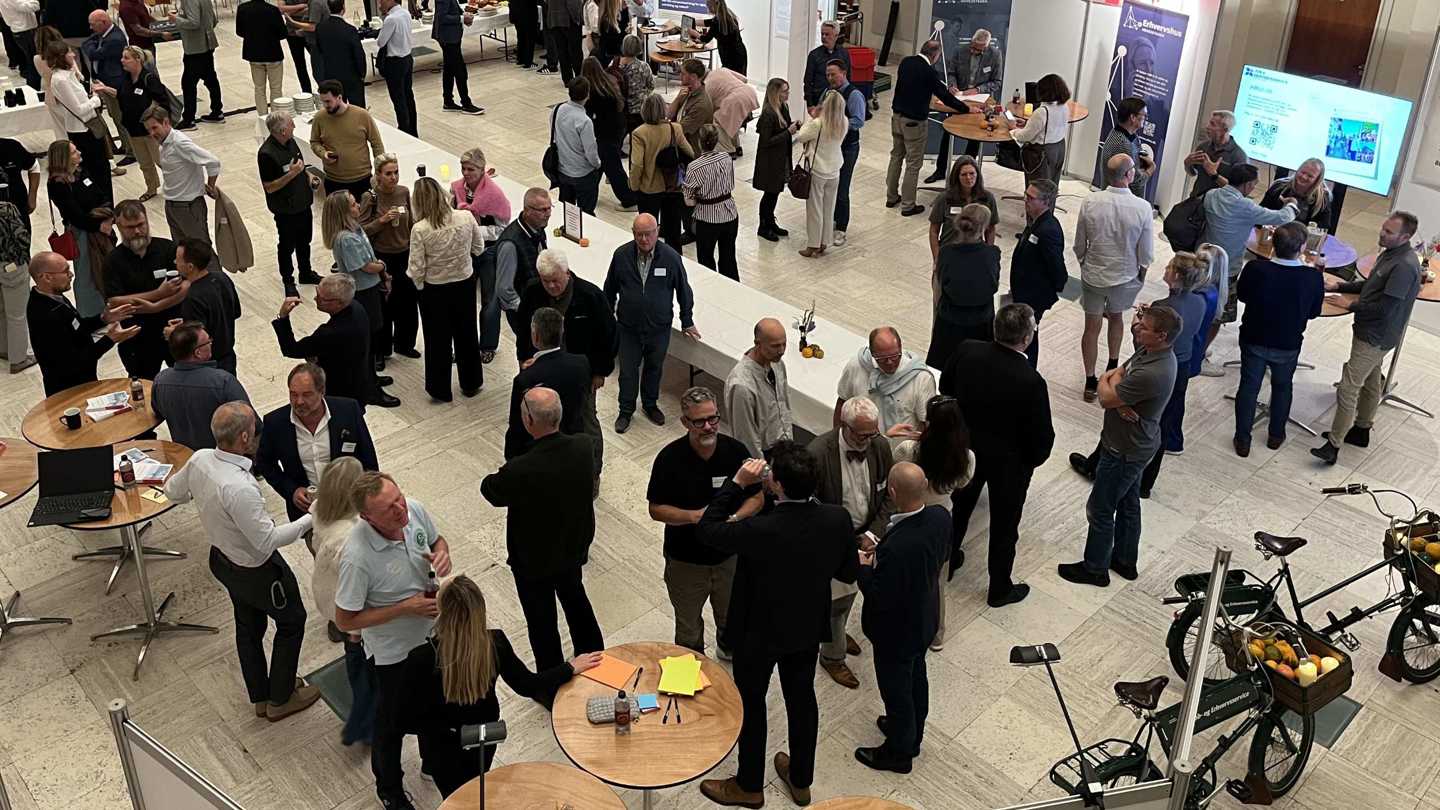 Personer, der netværker i Rådhushallen på Gentofte Rådhus