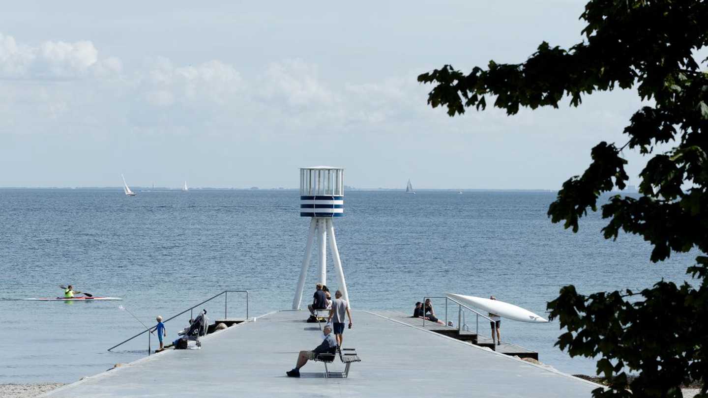 Billede af Bellevue Strand ud over badebroen og tårnet mod vandet