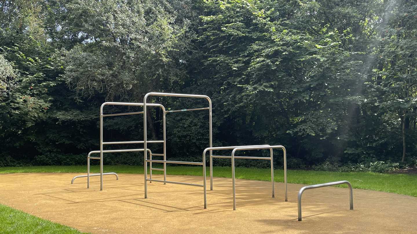 Foto af udendørs stativ til styrketræning med kropsvægt.