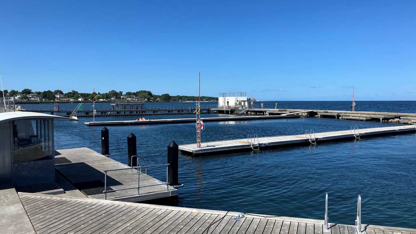 Billede af Skovshoved Havbad i solskin og klart blåt vand