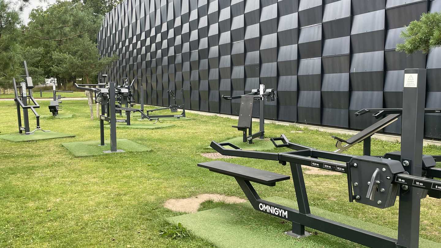 Udendørs træningsudstyr foran Gentofte Sportspark.