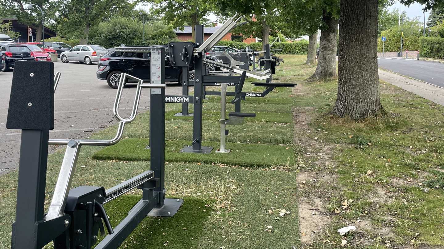 Træningsmaskiner ved Bakkegårdsskolens parkeringsplads.